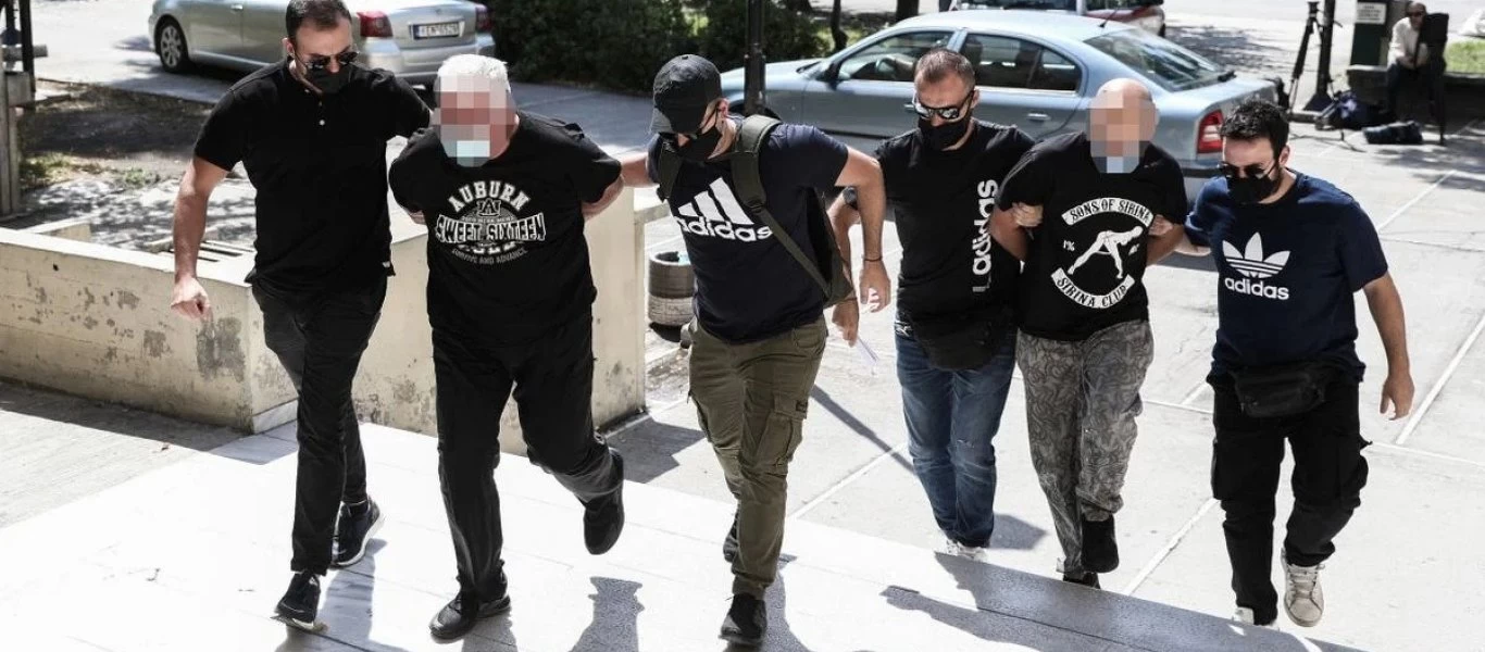 Υπόθεση 19χρονης - Ηλιούπολη: Στην ανακρίτρια ο αστυνομικός & ο πατέρας της - Οι κατηγορίες που αντιμετωπίζουν